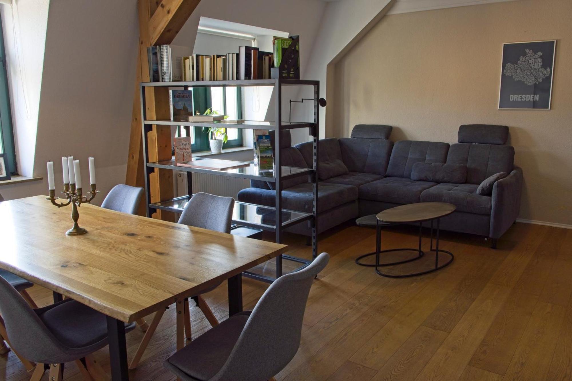 Neustadt-Aussicht - Grosse Wohnung Mit Balkon Dresden Bagian luar foto